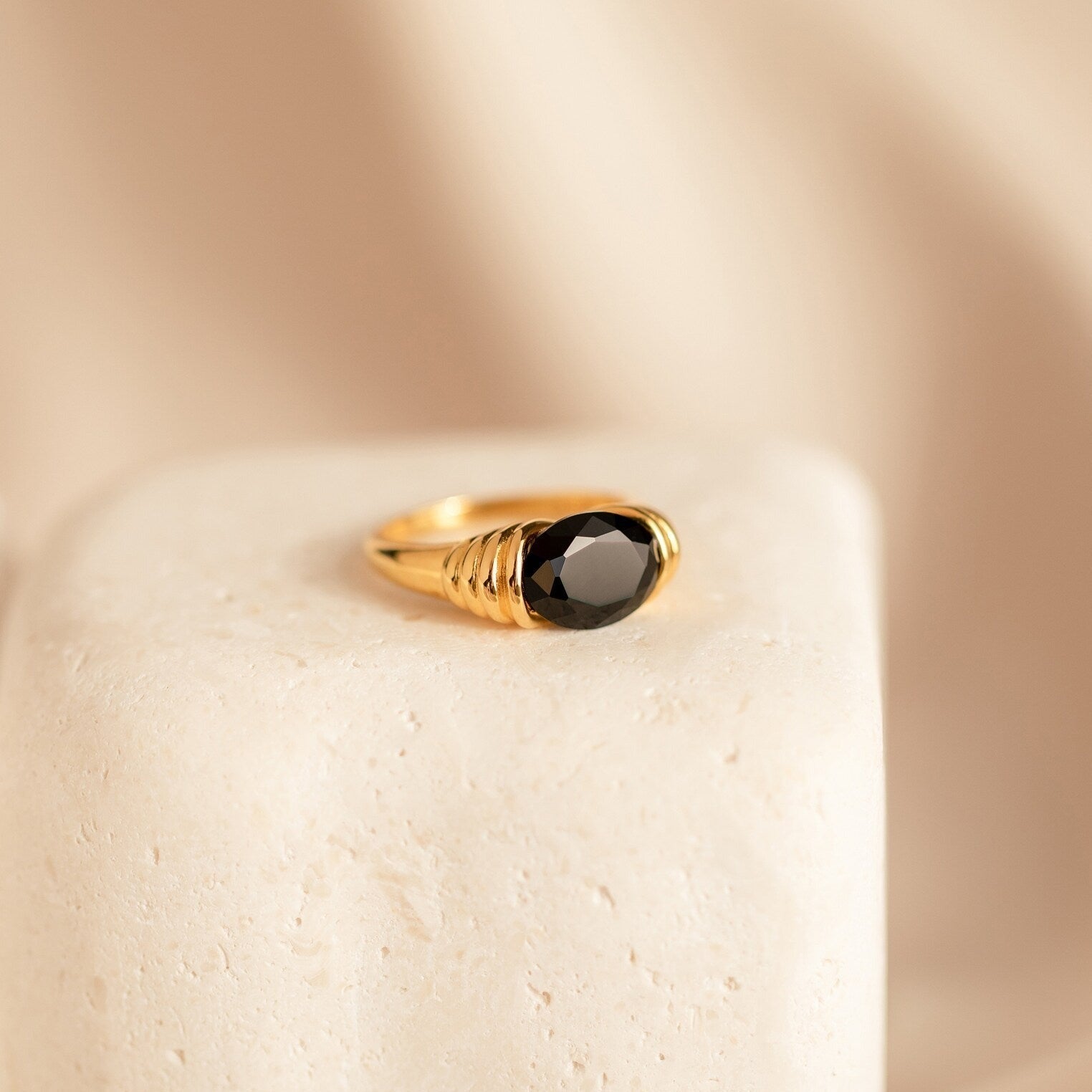 Vintage Chic: Dusk Signet Ring with Black Onyx Stone 18K Gold